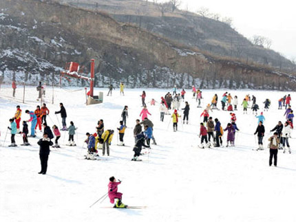 九顶塔滑雪游客滑雪实景照片