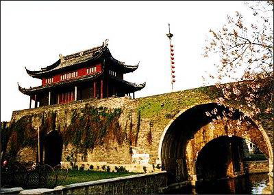 种树植草,精工修造丽景楼,双亭廊桥,水濂洞等诸景点,是苏州旧城改造与