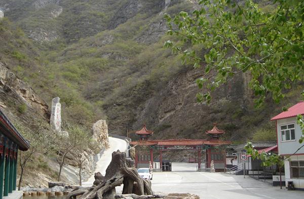 美丽的自然观光胜地圣莲山风景区,植被茂盛,郁郁葱葱,森林覆盖率极高,各种地质奇观,更是罕见而奇特,让人赞叹称奇,整个山体形似莲花瓣,非常独特,景区内的自然风光,雄奇秀险,其林木覆盖率更是在百分之八十以上,因此整个景区内空气异常清新,分布有各种各样的树木和珍稀花卉,种类繁多,数不胜数,千姿百态,此外这里还建有多处道教建筑,历史悠久,文化灿烂,人文底蕴深厚,而神秘的万仙洞、圣水洞,传说乾隆帝还曾派人至此取水养生,清澈的泉水,透明清凉,保存完好的圣母造像栩栩如生,丰富多彩的自然和人文胜景,尽在北京圣莲山,希望