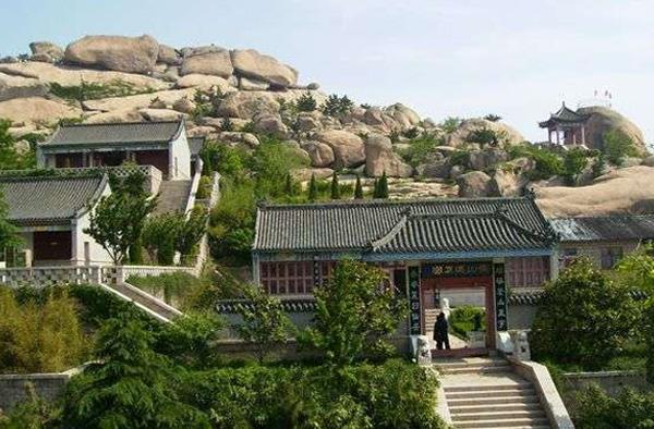 让鹤山别具古老的文化内涵,而景区内众多的旅游景点,也是同样迷人,引