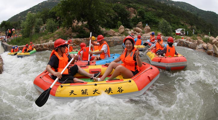 烟台海阳天籁大峡谷景区游客山地漂流